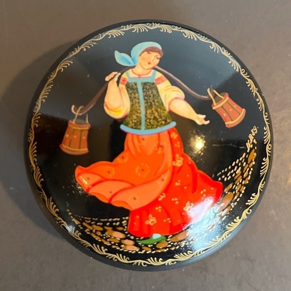 Vintage Russian Lacquered Hand-painted Metal Trinket Box Milk Girl - Picture 1 of 8
